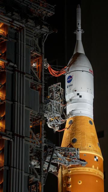 NASA'nın SLS Roketi ve Orion Uzay Aracı Fırlatma Padı 39B'ye Çıkıyor